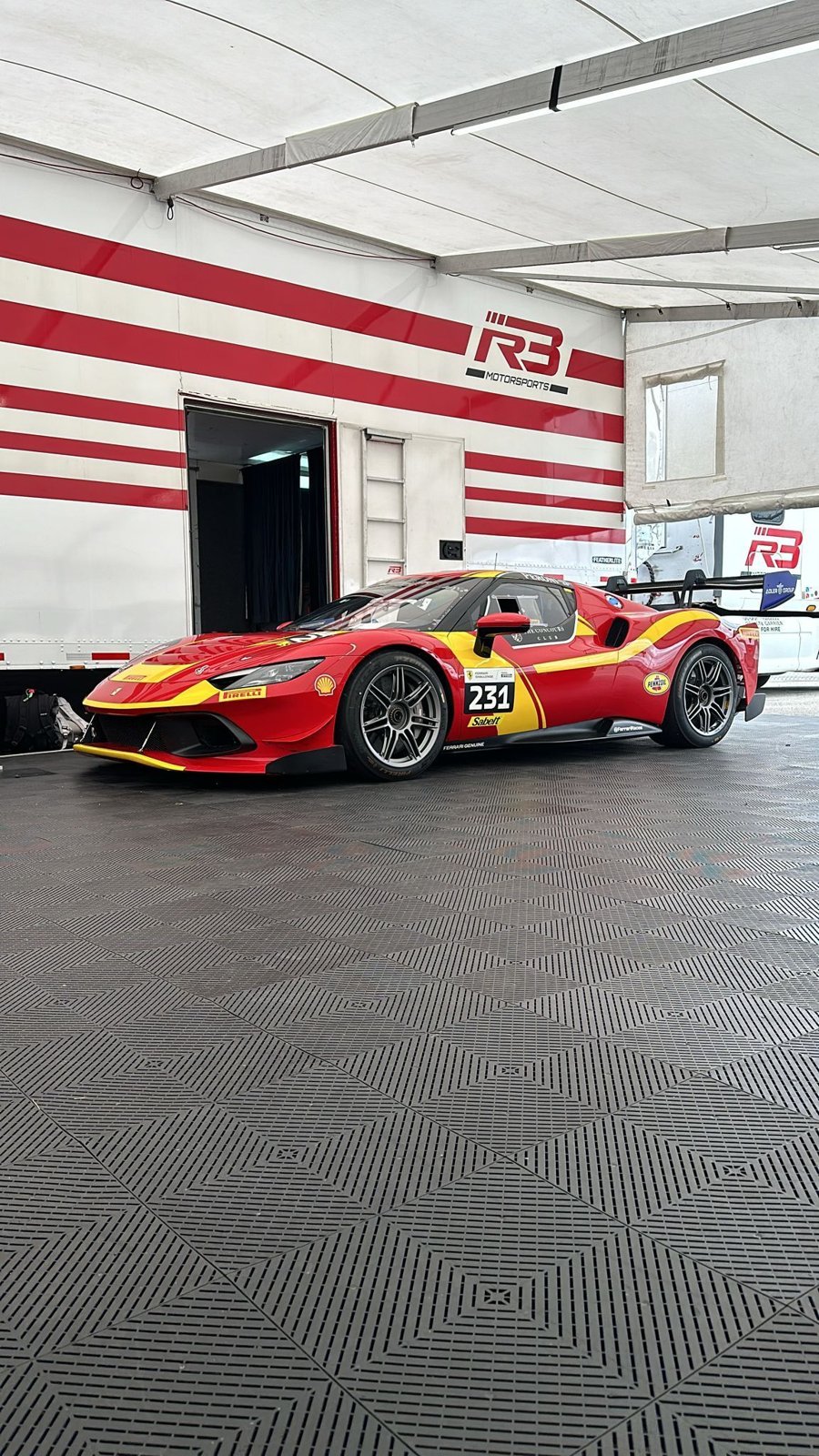 Officina SHA-Motorsport durante la preparazione di una vettura da corsa