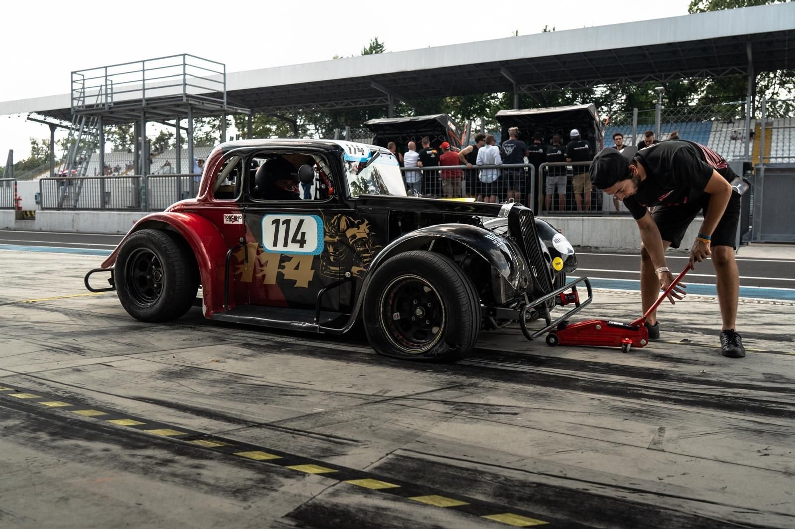 Legend Car SHA-Motorsport nella pit lane con il meccanico