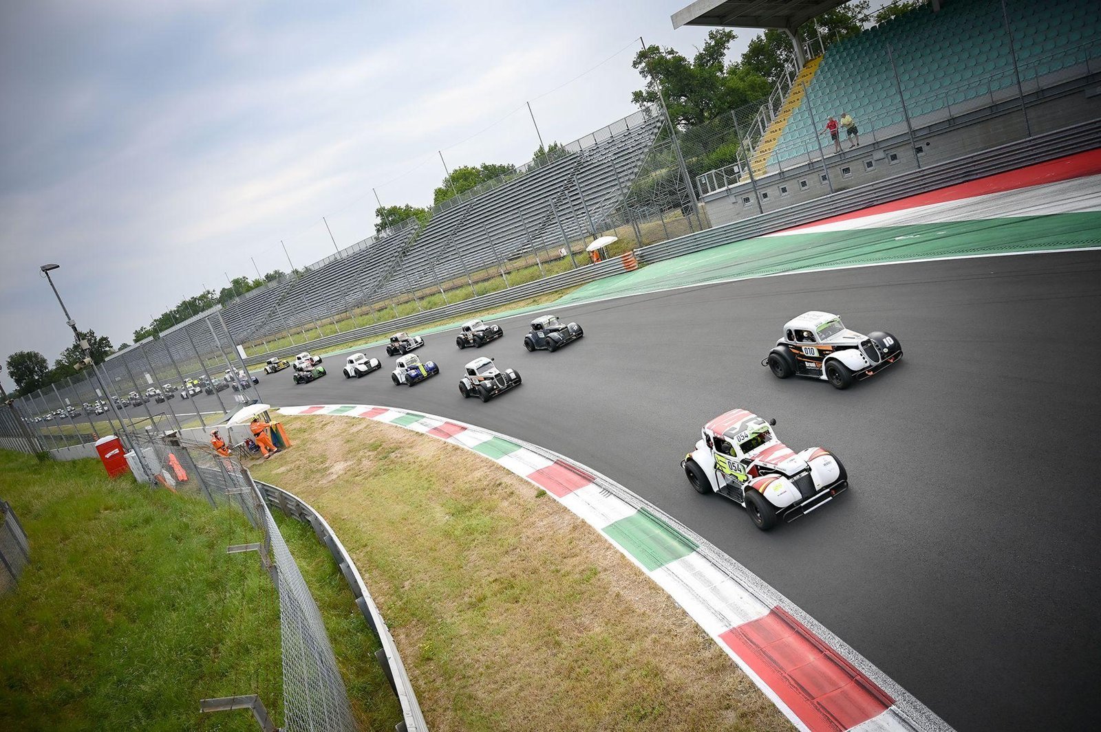 Legend Car in gara sul circuito con il team SHA-Motorsport